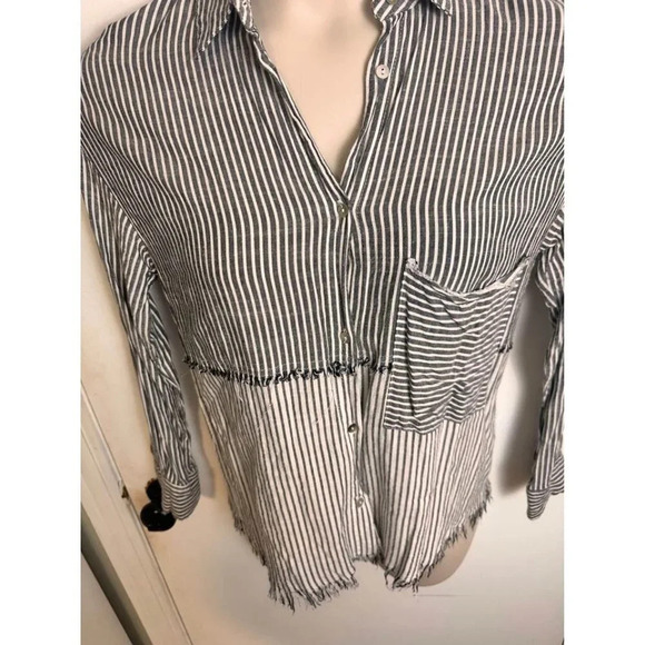Entro Woman’s button up stripe long sleeve with fringe and front pocket size lar - Picture 4 of 9
